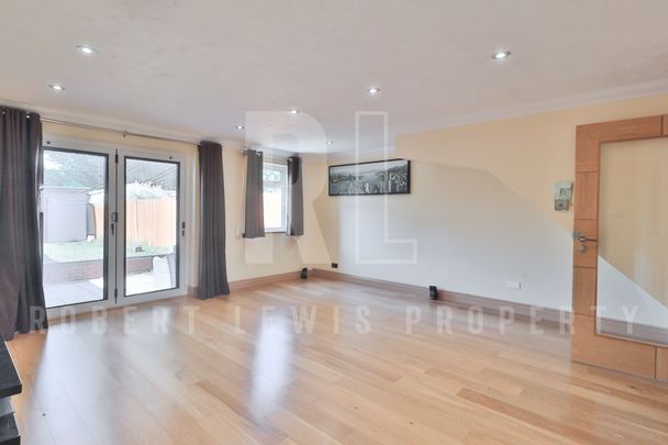 3-Bed, 2-Reception Terraced House – Borehamwood, WD6 5LB - Photo 1