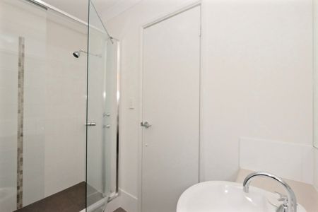 Low maintenance, perfect location, available now - Photo 4