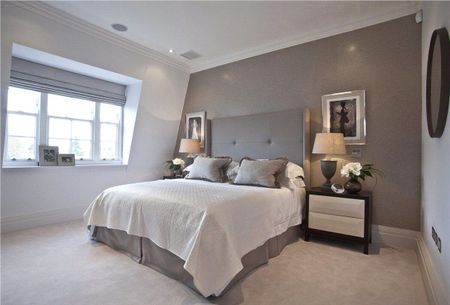**SOLE AGENT** Available to let is this fantastic two bedroom penthouse in Princess Square, in a gated development with concierge, communal gym and communal pool table room. - Photo 5