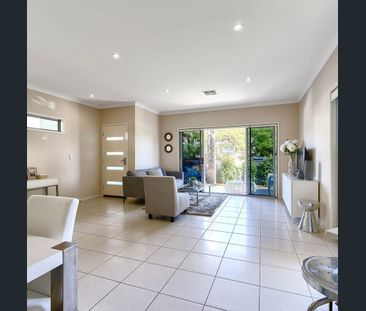 Modern 3-Bedroom, 2-Bathroom Townhouse in Northgate - Photo 2