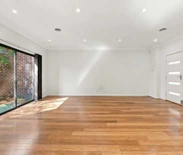 2 BEDROOM TOWNHOUSE FOR RENT IN ST ALBANS - Photo 2