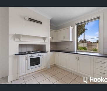 Charming 3-Bedroom Classic Stone Maisonette in a Prime Location - Photo 6