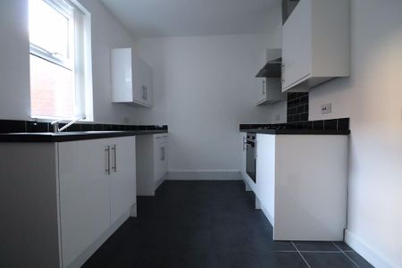2 bedroom terraced house to rent - Photo 4