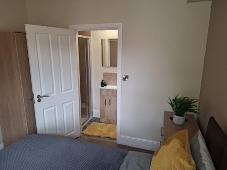 1 bedroom in a house share to rent - Photo 3