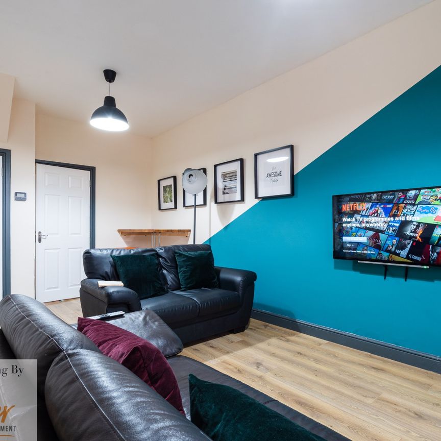 6 bed shared house: all with ensuite bathrooms: quiet location: near shops Room 6 - Photo 1