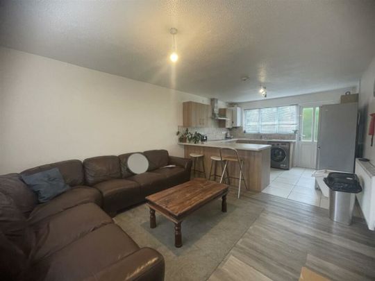 6 bed Semi-Detached House for Rent - Photo 1