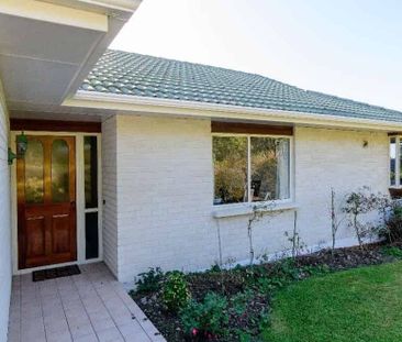 Sunshine and spacious with large garden - Photo 3