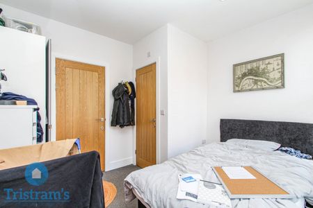 3 bed Apartment for Rent - Photo 4