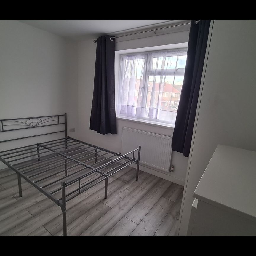 Room in a Shared House, Rayners Lane, HA2 - Photo 1
