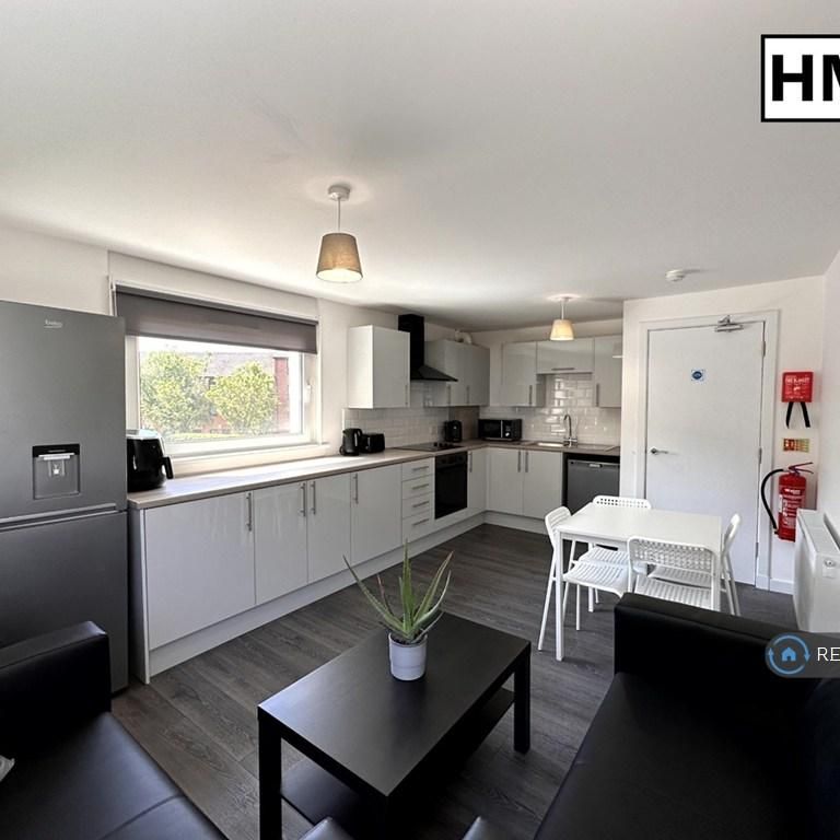 4 bedroom flat to rent - Photo 1