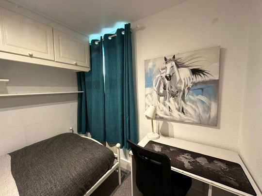 Room 4, 25 Springfield Road, Guildford, Surrey GU1 4DW - Photo 1