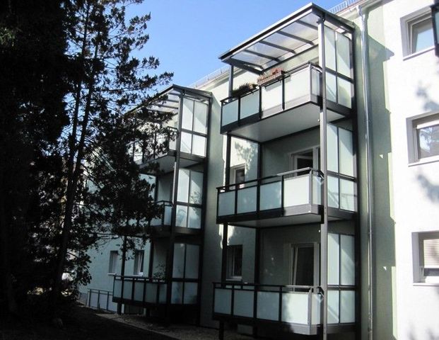 Renovierte 2,5 – Zimmer Wohnung mit Balkon in modernisierter Wohnanlage! - Photo 1