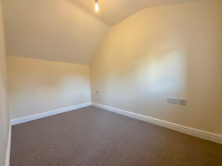 2 bedroom Semi-Detached House to let - Photo 2