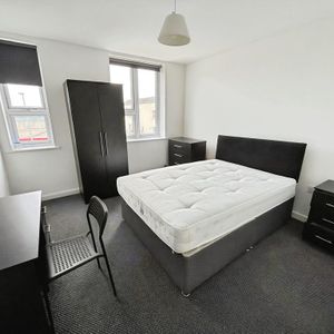 1 bedroom in a flat share to rent - Photo 2