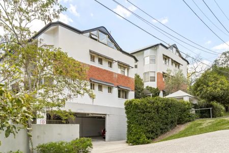 “Spacious 2-Bedroom Unit in Prime Location” - Photo 4