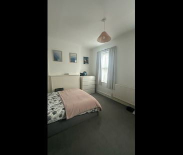 3 Bed Terraced House, Friars Road, E6 - Photo 4