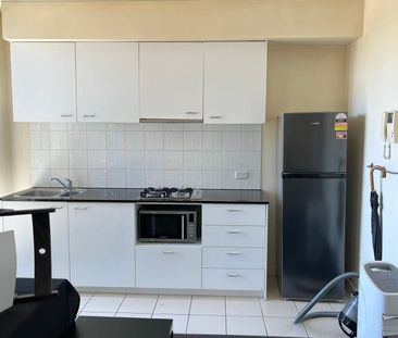 Furnished 2-Bedroom Apartment in Prime Melbourne CBD Location - Photo 4