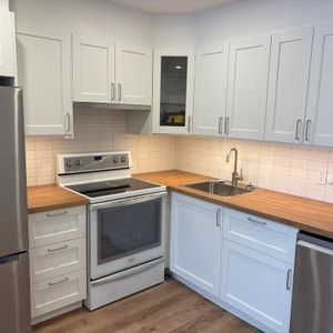 Grand 2 1/2 - Rénové - Cuisine Séparée - Photo 2