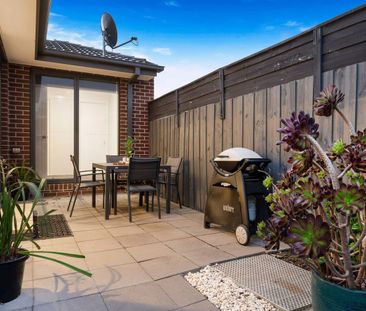 Modern Three-Bedroom Oasis in a Prime Seaside Location - Photo 5