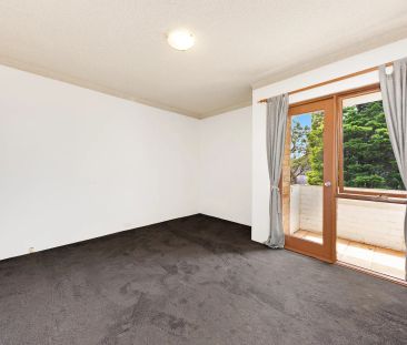 Convenient Top Floor Apartment with Lush Green Outlook - Photo 5