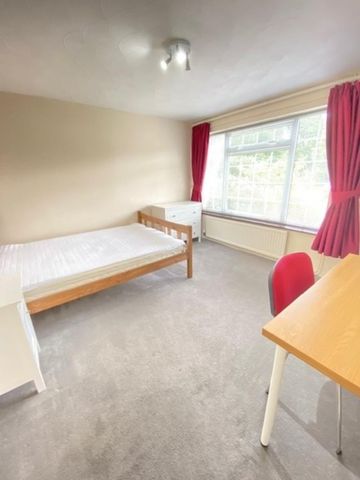 4 bedroom semi-detached house to rent - Photo 2