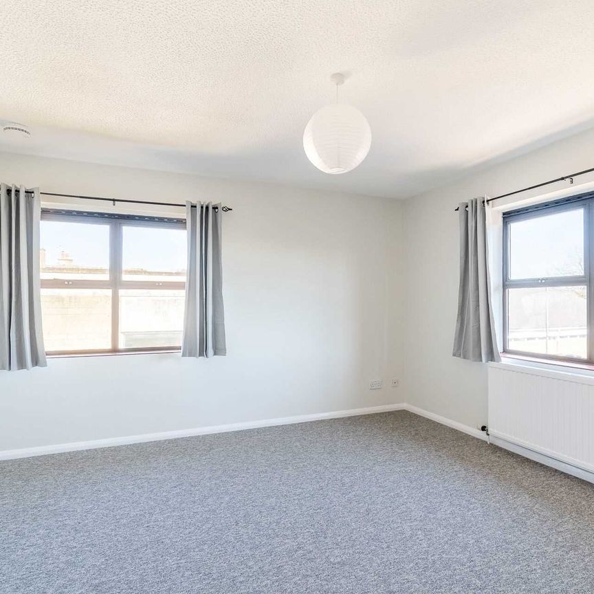 2 Bedroom Apartment | Available 04-04-2025 - Photo 1