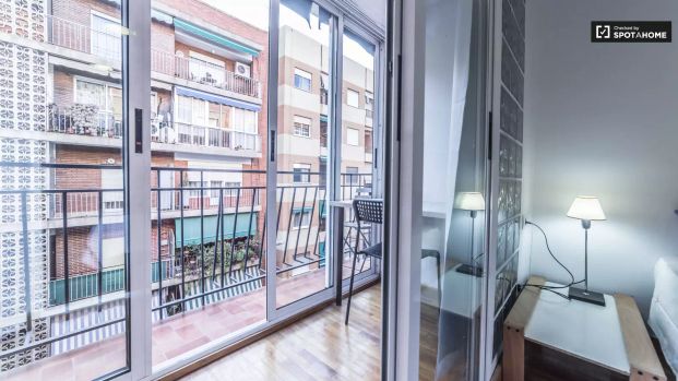 Room in a shared 6-bedroom apartment for rent in Els Orriols, Valencia - Photo 1
