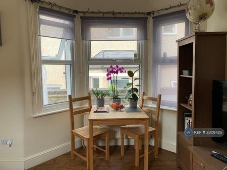 2 bedroom maisonette to rent - Photo 2