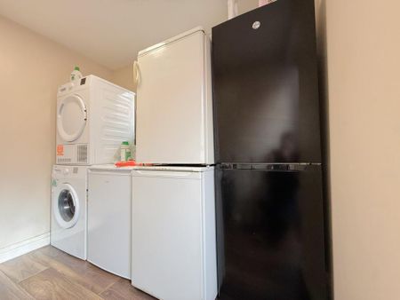 1 bedroom in a house share to rent - Photo 4