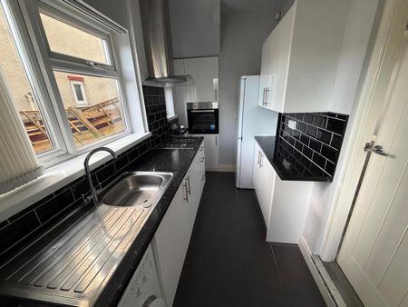 3 bedroom semi-detached house to rent - Photo 5