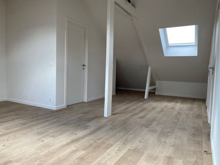 Prachtig volledig gerenoveerd duplex appartement met terras, ideaal gelegen op 50m van de Duitse school en op 500m van tramhalte (Tram 39). - Photo 5