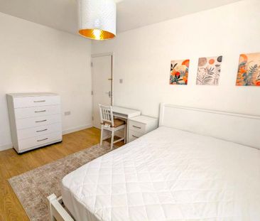 1 bedroom in a flat share to rent - Photo 2