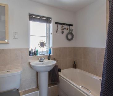 1 bedroom coach house to rent - Photo 2