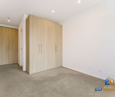 life style in a modern apartment by the river - Photo 4