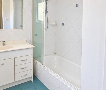 Comfortable 2-Bedroom Townhouse in Convenient Annerley Location - Photo 4