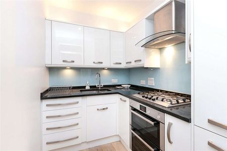 Bright two bedroom apartment in a period conversion - Photo 4