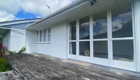 Pet Friendly, Sunny and Inviting Three Bedroom - Photo 3