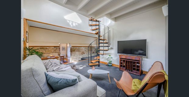 Charming 2 Bedrooms with Loft, minutes from Hobart CBD - Photo 1