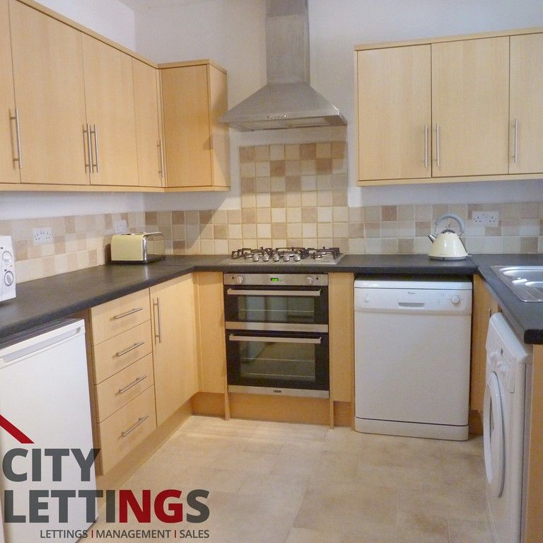 6 Bedroom Mid Terraced House - Photo 1