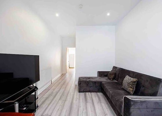 4 Bed Terraced House, London, E6 - Photo 1