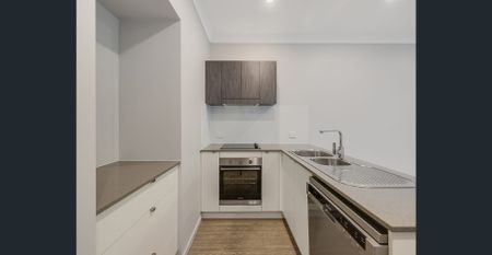 In a serene corner of central Caloundra, this modern townhouse puts beaches, cafés, and shops just a stroll away. - Photo 5