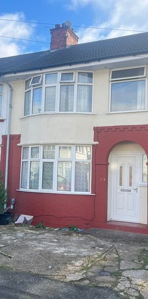 1 Bed Terraced House, Pembroke Avenue, LU4 - Photo 2