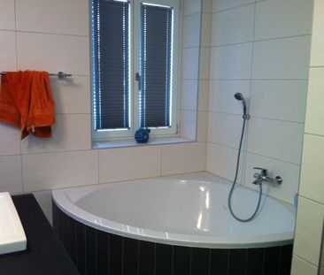 Frisch renovierte Parterrewohnung, zwei Badezimmer und charmantes, ... - Foto 2
