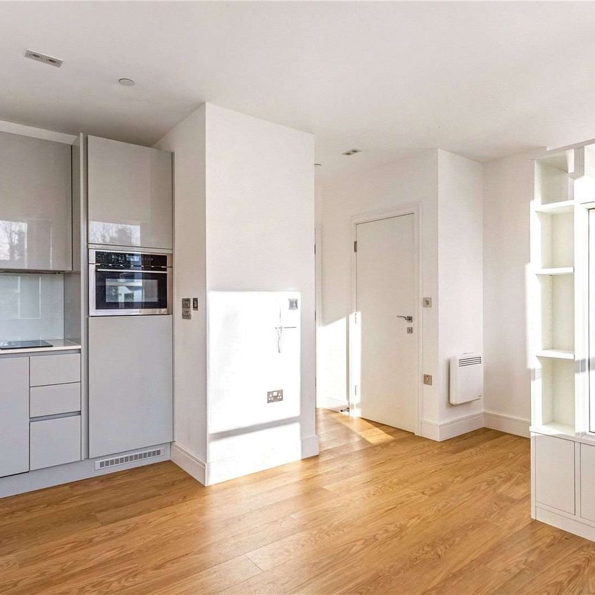 Superb centrally located studio apartment in the heart of Rickmansworth. Available 27th July on an unfurnished basis. - Photo 1