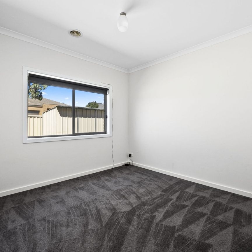 43 Ascot Gardens Drive, Delacombe Vic 3356 - Photo 1