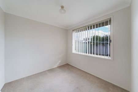 3 Bedroom Home with Double Garage! - Photo 2