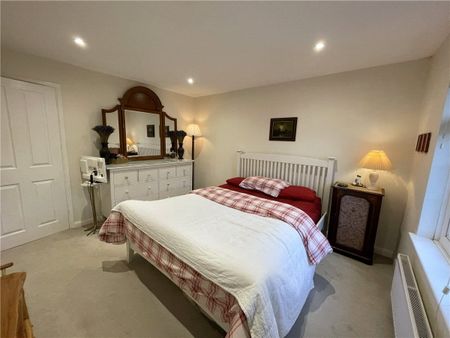 A beautifully presented unfurnished two bedroom terraced house on the outskirts of Marlborough with stunning views of the surrounding North Wessex Downs. - Photo 4