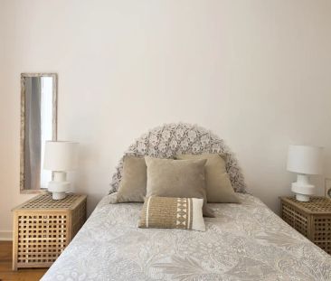 Room in a shared 13-bedroom apartment for rent in Lisbon. - Photo 3