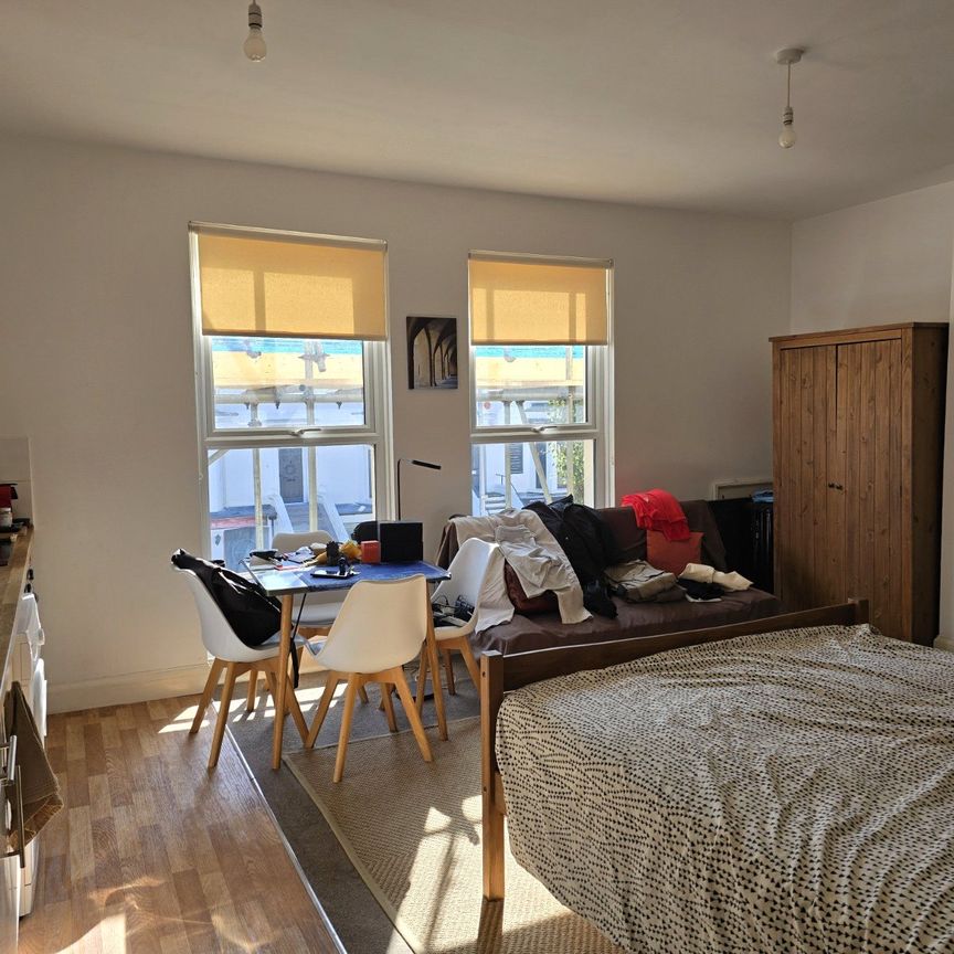studio to rent Gildredge Road, Eastbourne, East Sussex, BN21 - Photo 1