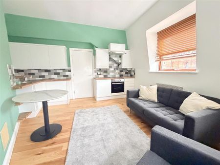 1 bedroom in a house share to rent - Photo 3